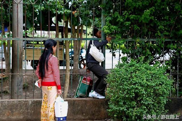 实拍中缅边境围栏边日常生活，缅甸人围栏到中国购物！