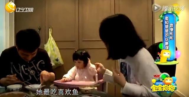 张丹峰为家人下厨，女儿看见蒸鱼眼神超萌，嫁给爱情的洪欣好幸福