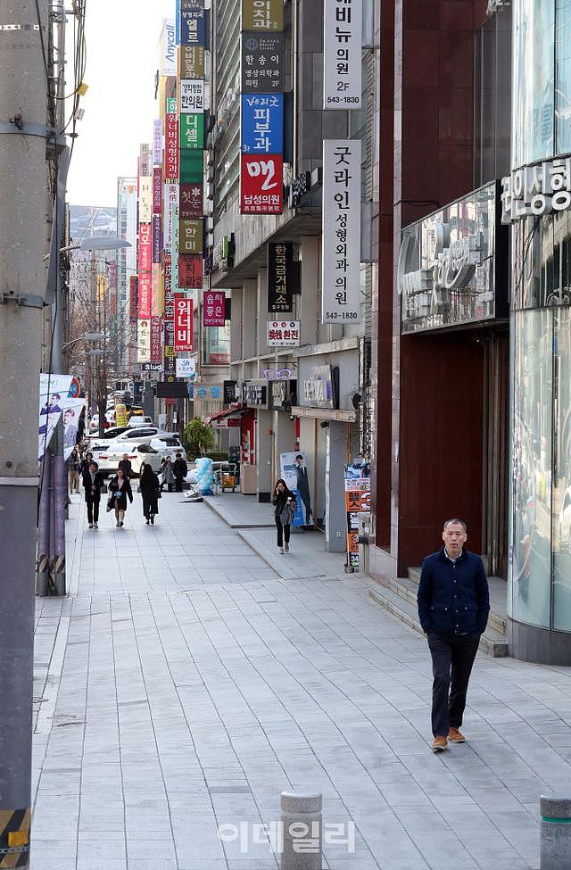 韩国整容街空荡荡，免税店关门歇业，韩星组合解散