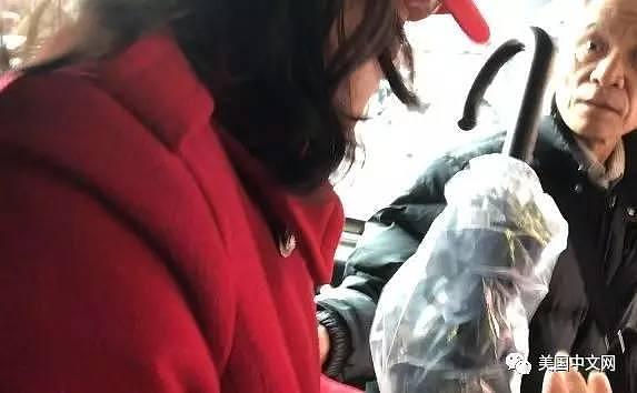 纽约女子公交车上辱骂殴打华裔老翁 警方网上通缉
