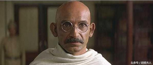 《甘地传》中甘地推崇的社交原则：不反抗，但是也绝不退却