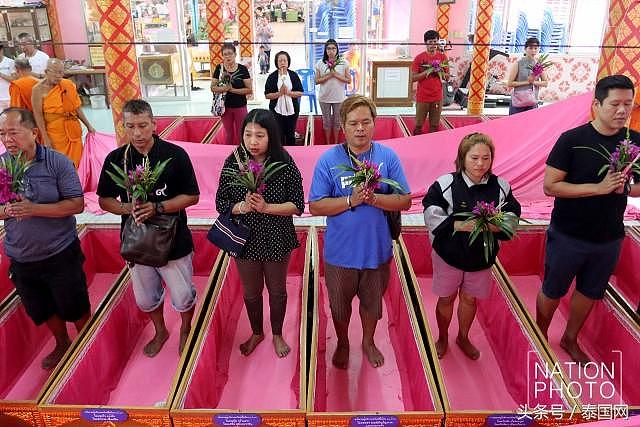 活久见！泰国寺庙仪式“活人躺棺材” 驱霉重生？！