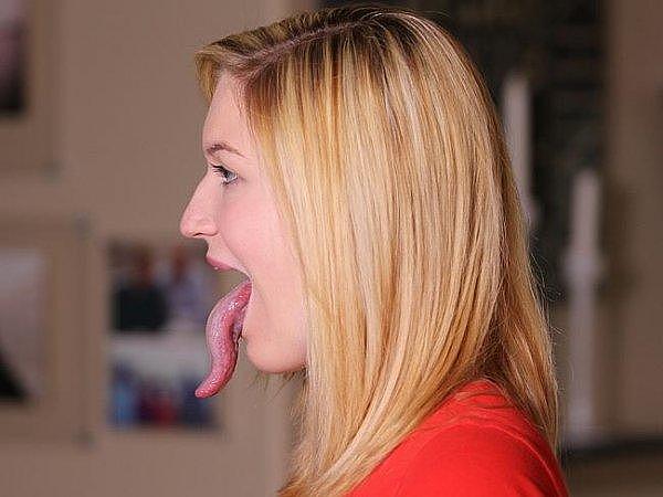 美国女子拥有世界上最长的舌头，凭此成为网红，男友对她深爱不已