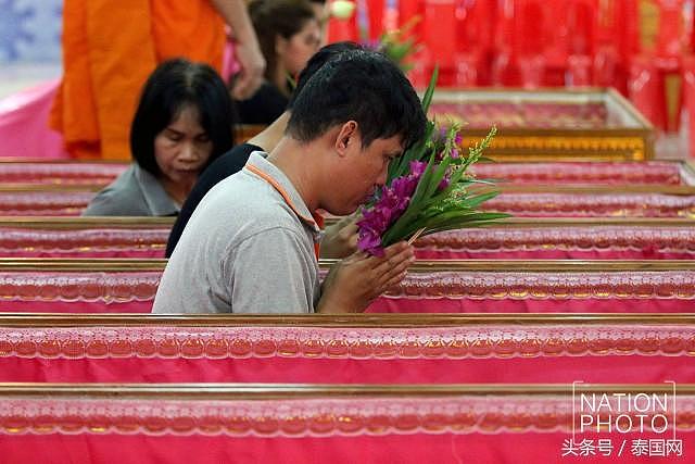 活久见！泰国寺庙仪式“活人躺棺材” 驱霉重生？！