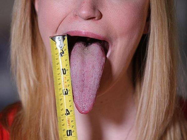 美国女子拥有世界上最长的舌头，凭此成为网红，男友对她深爱不已