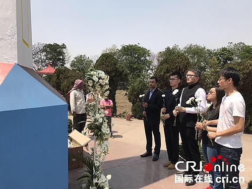 中国驻印度外交官祭扫抗日远征军墓地